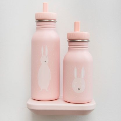 2610141 Trixie drinkfles RVS Mrs Rabbit 350ml sfeerfoto grote fles en kleine fles