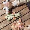 FI-03644 Filibabba badspeelgoed duikvriendjes dino set van 3 sfeerfoto met steiger