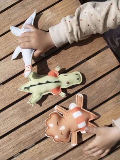 FI-03644 Filibabba badspeelgoed duikvriendjes dino set van 3 sfeerfoto met steiger