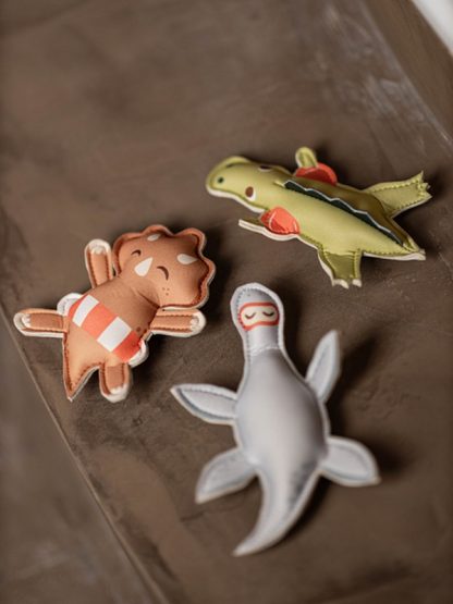 FI-03644 Filibabba badspeelgoed duikvriendjes dino set van 3 sfeerfoto met tegels