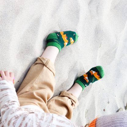 Faves enkelsokken vos groen sfeerfoto kind spelend in het zand