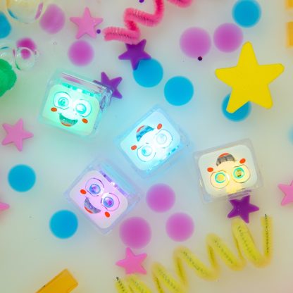 Glo Pals Light Up Cubes badspeelgoed sfeerfoto Party wit