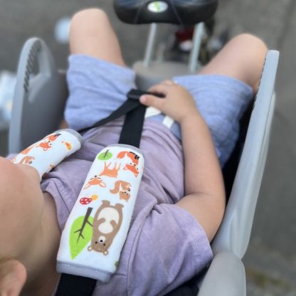 Heckbo baby riembeschermers bosdieren sfeerfoto fietsstoeltje met kind