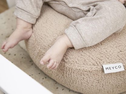 Meyco relaxhoes voor voedingskussen teddy sand sfeerfoto babyvoetjes