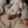 Snoozebaby knuffel konijn Ruby stone beige sfeerfoto