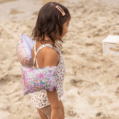 Swim Essentials zwembandjes blossom 2-6 jaar sfeerfoto meisjes op het strand