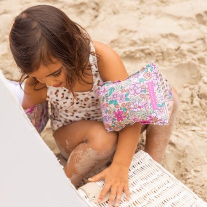 Swim Essentials zwembandjes blossom 2-6 jaar sfeerfoto meisjes op het strand met mand