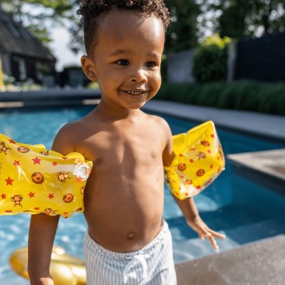 Swim Essentials zwembandjes circus 2-6 jaar sfeerfoto kind bij zwembad