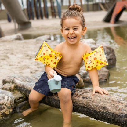 Swim Essentials zwembandjes circus 2-6 jaar sfeerfoto kind met gieter