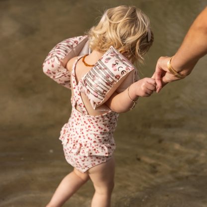 Swim Essentials zwembandjes panterprint old pink 2-6 jaar sfeerfoto bij zee