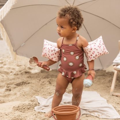 Swim Essentials zwembandjes panterprint old pink 2-6 jaar sfeerfoto met parasol