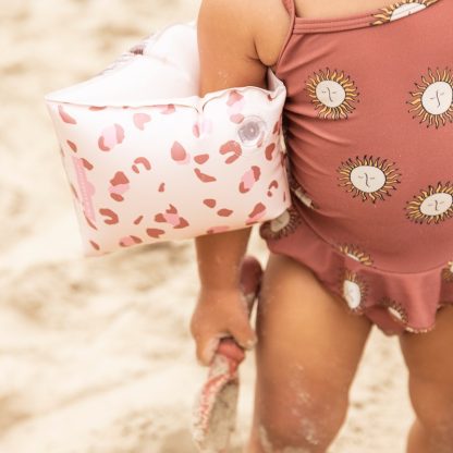 Swim Essentials zwembandjes panterprint old pink 2-6 jaar sfeerfoto op het strand