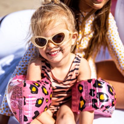 Swim Essentials zwembandjes panterprint rosé goud 2-6 jaar sfeerfoto kind met moeder