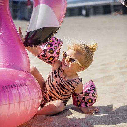 Swim Essentials zwembandjes panterprint rosé goud 2-6 jaar sfeerfoto met flamingo zwemband