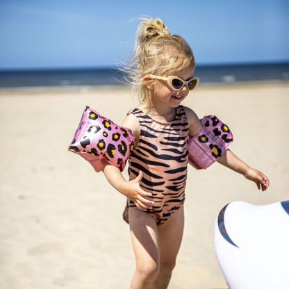 Swim Essentials zwembandjes panterprint rosé goud 2-6 jaar sfeerfoto op het strand